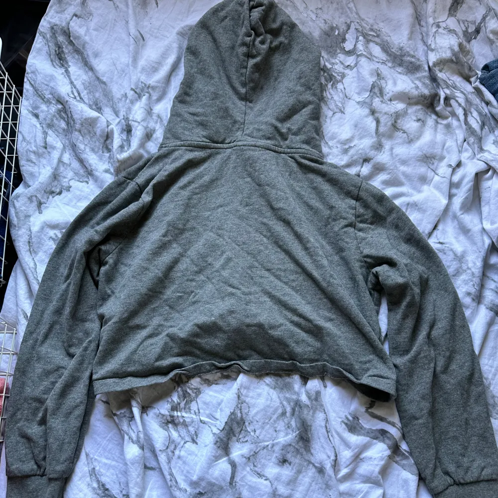 bra sick, har ett litet hål vid luvan men går att sy ihop.(kan sy ihop det innan shipping om det ska vara så). anväd en del. men ser ny ut om man inte räknar med det lilla hålet.. Hoodies.