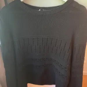 En stickad tröja med detaljer på, köpt för 300kr💘
