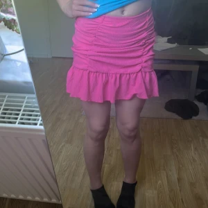 Volang kjol  - Jätte fin volang kjol från gina tricog som nästan aldrig är använd. Skriv för fler bilder ❤️