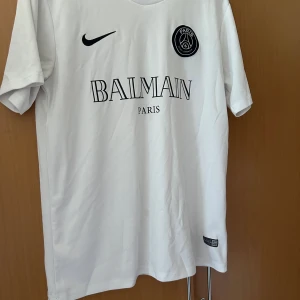 Psg x Balmain - Varsamt använd och är i storlek M