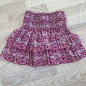 Kjol från Met me there  - En rosa jättesomrig kjol från ”Met me there”🥰 Köptes förra året för 350 kr och är knappt använd 💕 Storlek S med inbyggda shorts (går att ha som både high och lowwaist. 