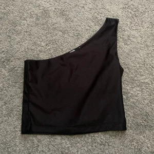One shoulder topp - Svart one shoulder topp 