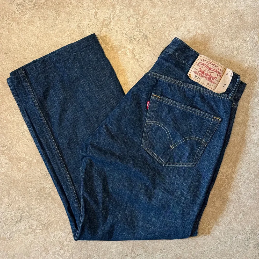 Levis jeans i modellen 501, använda men i gott skick. Storlek: 34 W, 30 L, Midja: 42 cm Ytterben: 95.5 cm Benöppning: 22.5 cm. Jeans & Byxor.