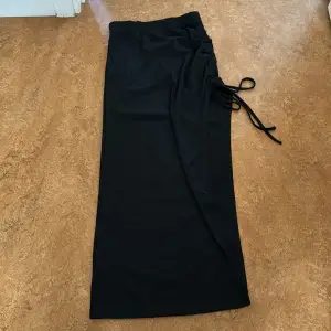 Jättefin lång svart kjol som sitter jätte bra, den är köpt utomlands och den är bara testad.💗💗