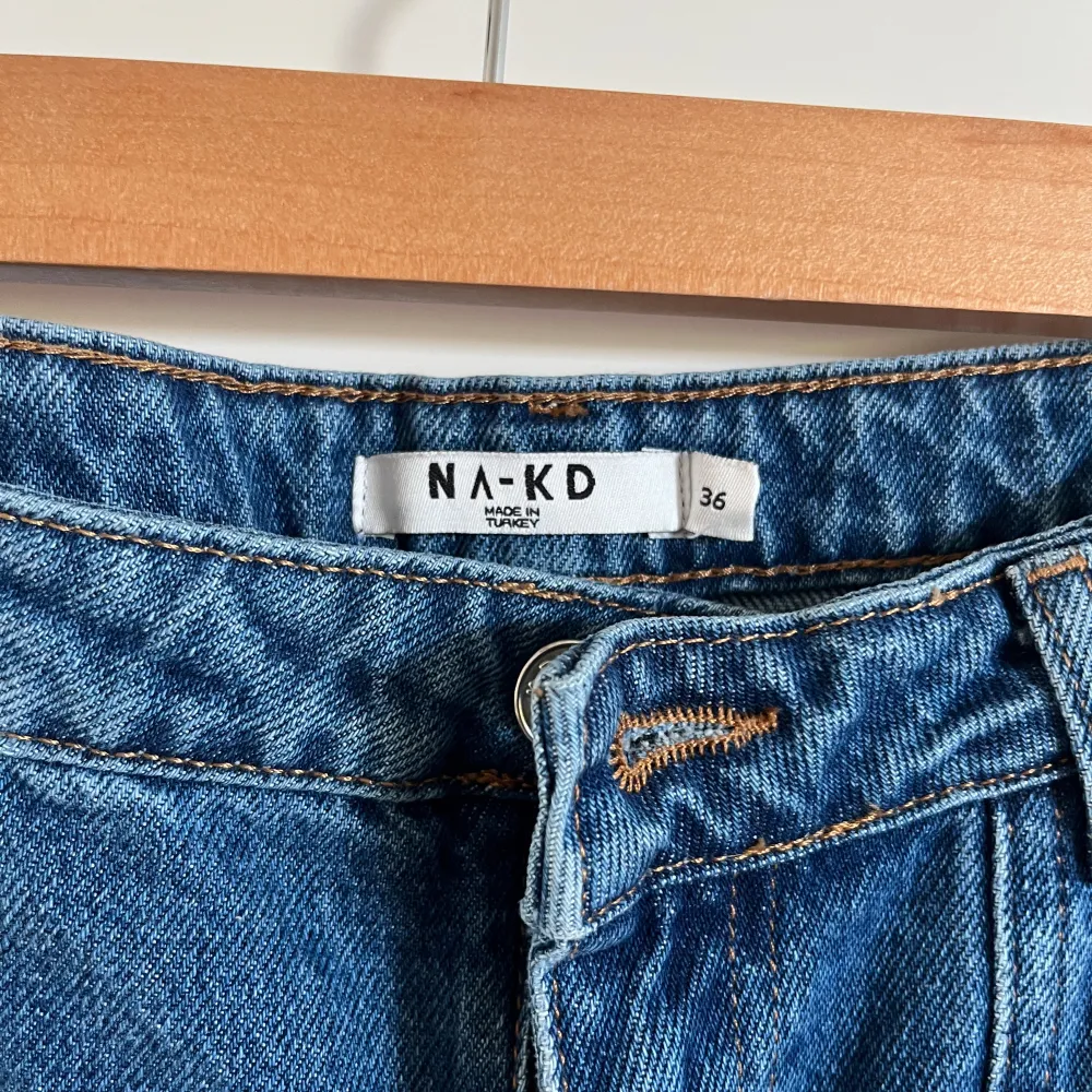 Svinsnygga lite baggy jeans från NAKD. Synliga sömmar på benen och lågmidjade! 🪩. Jeans & Byxor.