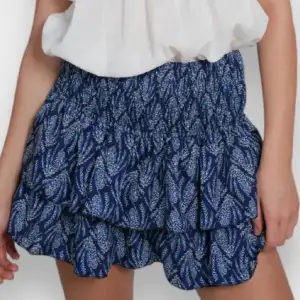Säljer en blå kjol ifrån meet me there💕nyskick och inga defekter! Vet inte till hundra att jag vill sälja men kom med frågor o prisförslag, nypris:500kr ish💕