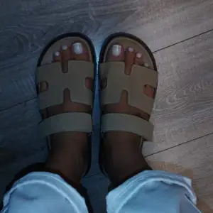 Brun/beiga sandaler med spänn/kardborre 