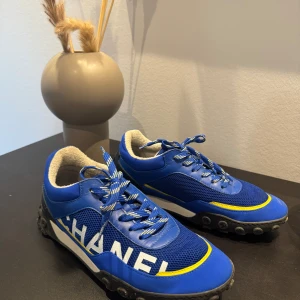 Chanel sneakers stl 38 - Blåa superfina sneakers från Chanel. Jag köpte dom på Vestaire för ett år sedan och använt dom max 3 gånger tyvärr. Toppenskick och självklart äkta. 