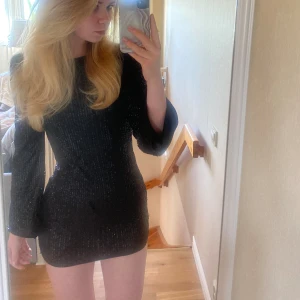 Glitterklänning✨ - Säljer denna poplulära svarta klänning med paljetter!✨ Klänningen är i storlek S och har öppen rygg. Superfin till nyår eller till andra fester. Har endast använts en gång och är nyskick. Bara att skriva om du har någon fråga💞 