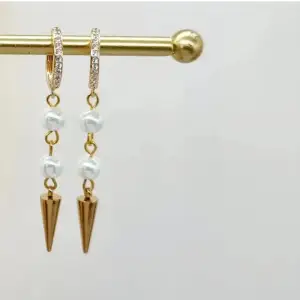 Handgjorda örhängen ● Material-Zirkon, 18k guldpläterad rostfritt stål och glaspärlor ●Örhängeskrokar - ●Längd -5,5cm .Vattentåliga, ändrar inte färgen! Följ:@ekjewelryofficial 