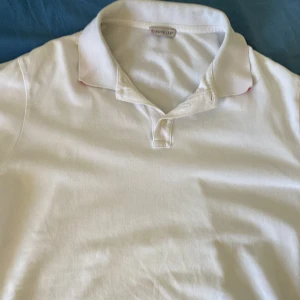 Vit Moncler piké - En vit medium size Moncler piké i bra skick.
