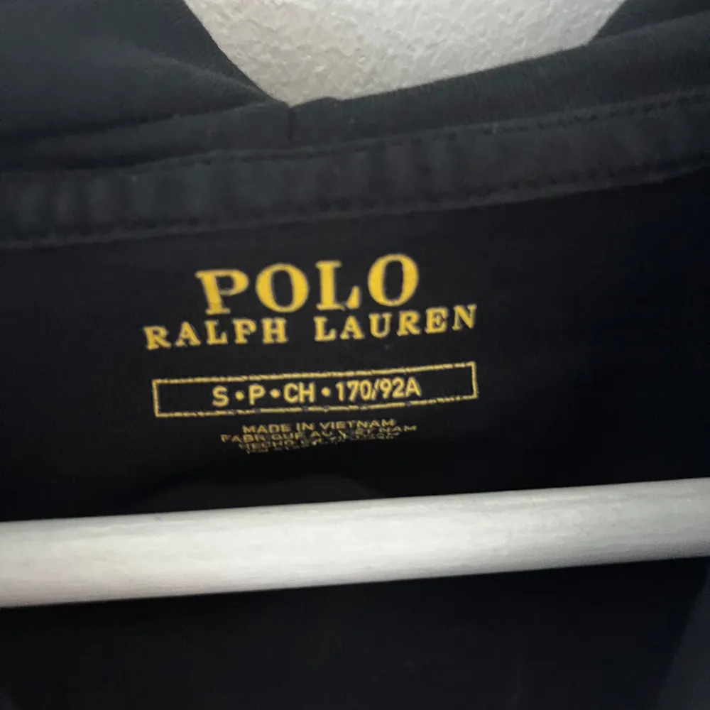 En väldigt tunn och skön hoodie från polo Ralph Lauren perfekt till sommaren  Passa alla runt 165-180 cm. Hoodies.