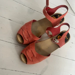 Träskor/klackar rosa  - Storlek 40 rosa träskor med klack, retro i bra skick.