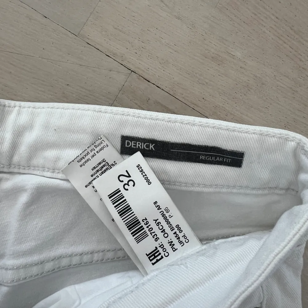 Säljer dessa as fräcka dondup jeansshorts i nyskick! Storlek: 32! Modellen heter Derick & de är i ”regular fit”. De är köpta på United Fashion! Nypris: 3800kr. Shorts.