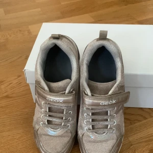 Geocentrisk sneakers st 36 - Fräscha sneakers med lysande sula.