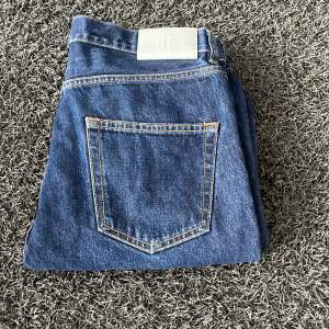Säljer ett par Takiti jeans i färgen mörkblå med inga slitningar. Storlek 30 32 och är skick 9/10, fel fria. Vid frågor och funderingar är det bara att kontakta. Mvh JN RESELL!
