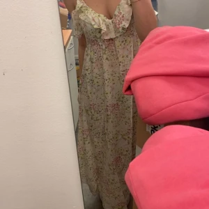 H&M klänning - Intressekoll på min klänning från h&m! Använd 2-3 gånger så den är i nyskick. Osäker om jag vill sälja! Kom med bud 🫶🏼