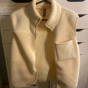 Teddyväst - Säljer min super snygga teddyväst som inte kommer till användning! Den är en aning liten på mig som vanligt har M så har därför inte möjlighet att ta flera bilder 💗
