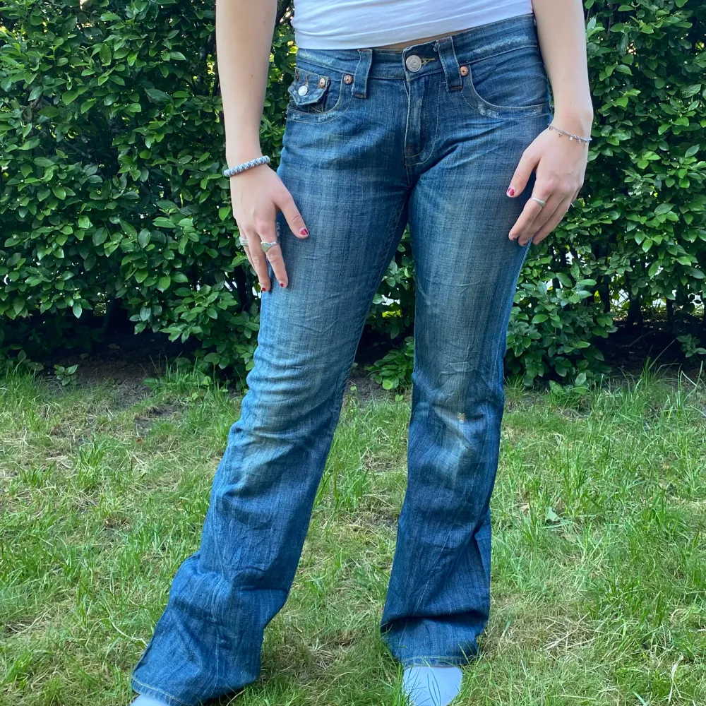 Lågmidjade bootcut True Religion jeans💗 Midjemåttet rakt över är 40cm och innerbenslängden är 78cm. Modellen är 162. Frågor är varmt välkomna💗 Mer liknande på profilen‼️ 178 A5. Jeans & Byxor.