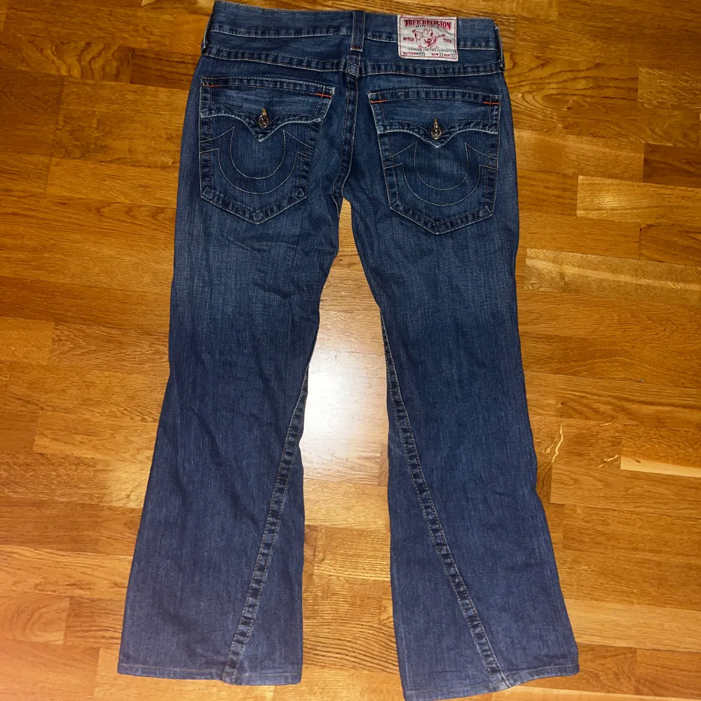 Riktigt fina true religion jeans i storlek 33, de är utsvängda/bootcut och har flaps på fickorna, single needle stitch är gjorda för manligt bruk men fungerar på tjejer också pris kan alltid diskuteras😸😸😸. Jeans & Byxor.