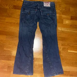 Riktigt fina true religion jeans i storlek 33, de är utsvängda/bootcut och har flaps på fickorna, single needle stitch är gjorda för manligt bruk men fungerar på tjejer också pris kan alltid diskuteras😸😸😸