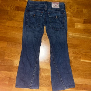 Bootcut flaps True religion truey jeans 33x33 - Riktigt fina true religion jeans i storlek 33, det är en utsvängd/bootcut model, pris kan alltid diskuteras