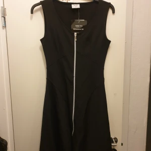 Jättefin ny svart klänning - Aldrig använd. Helt ny med lappar kvar från Chiara forthi. Märkt storlek 34 men tycker den är lite större i storlek mer som s kan passa liten m också. Jag är 158 och på mig blir den ner till knäna🖤