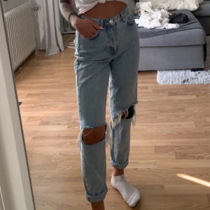 Dagny mom jeans - I princip helt nya! Använd 2-3 gånger sparsamt , tyvär är de för små för mig. 