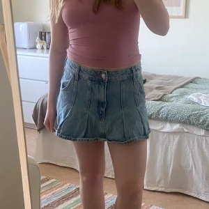 Jeanskjol  - Utsvängd jeanskjol från Zara! Använd en gång, så väldigt bra skick😊