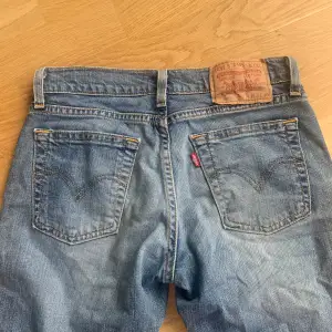 Super snygga lågmidjade bootcut jeans från levi’s! Midjemått 36, innerbenslängd 75 cm❤️❤️ jeansen är i otroligt bra skick, säljer pga lite för små för mig❤️