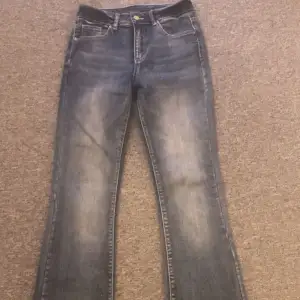 Säljer dessa lågmidjade jeans från shein!! Använt ett fåtal gånger. Säljer pågrund av att jag tycker dom är för långa på mig !! :) 