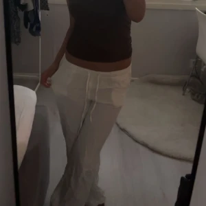 Vita linnebyxor - Vita linnebyxor från stradivarius som passar perfekt om man är 160cm eller kortare, använd ett fåtal gånger, skriv för fler bilder!!🥰