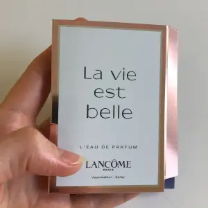 Parfym prov La Vie est Belle  Hör gärna av er vid frågor! 