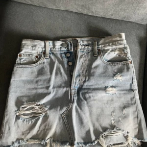 Levis kjol - Jeanskjol ljusblå, super snygg!  Strl 26 Bredd: 38cm ungefär  Längd: 35cm ungefär 