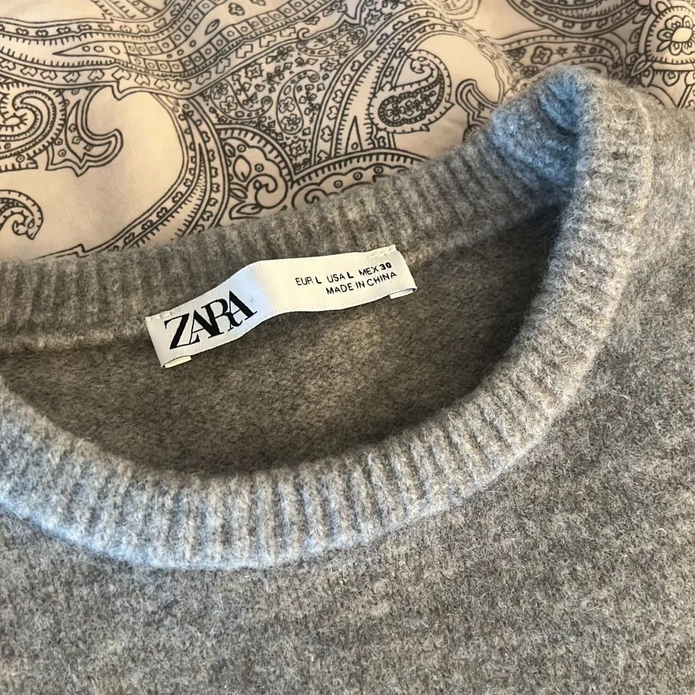 Stickad tröja från Zara 💗 Den är i storlek L men borde passa en M/S . T-shirts.