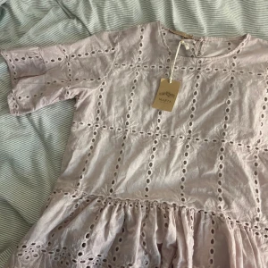 Rosa blus - Säljer en jätte fin blus till sommaren. Säljer för att den var förstor på mig. Nyskick! Aldrig använd.