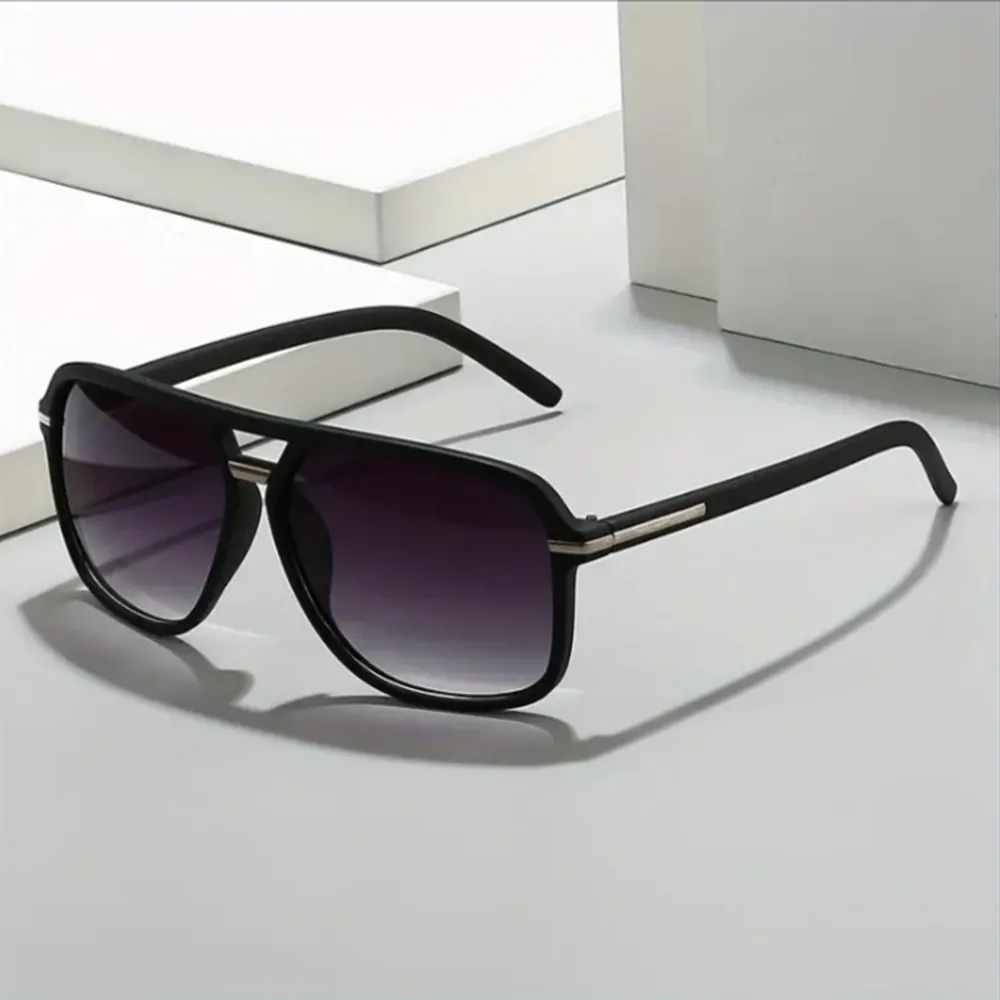 Säljer nu ett par perfekta solglasögon till sommaren. De är helt nya i One size, pris: 150 pris går att diskuteras vid snabb affär. Snabb leverans🚚💨. Övrigt.