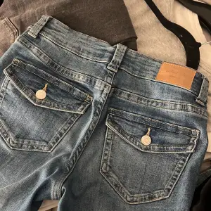 Säljer mina super fina jeans från Gina tricot då jag har ett par liknande, lite slitning längst ner( se bild 2)där av priset men annars helt som nya ! Köpta för 500kr💕