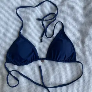 Din finaste marinblå bikini topp 💙 köpt från Sellpy och aldrig använd men det är i bra skick 💕