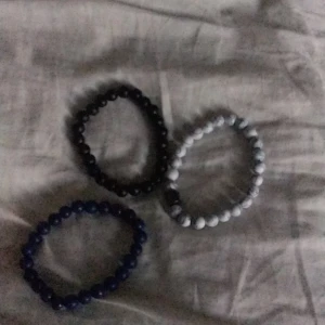 Svart blått vitt - 3 armband 100 kr