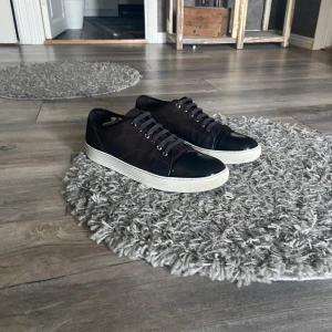 Lanvins - Säljer ett par mörkröda lanvins med glans i bra skick strl 44.