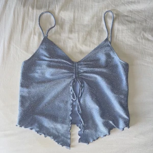 Glittrig topp från HM strl M - Jättefin glittrig topp från HM som är helt ny och oanvänd i strl M