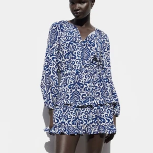 Zara klänning blå  - En perfekt sommar klänning från zara. Säljer då den inte kommer till användning. Skriv privat för egna bilder. 