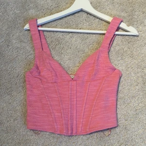 Rosa söt topp - En super söt rosa topp, som är lite korsettaktig från Zara i storlek S, köpte för ett tag sen och har inte kommit till så myclet användning. Priset kan diskuteras!💕