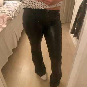 Skinnbyxor  -  eftertraktade skinnbyxor från newyorker, säljer pga att de inte kommer till användning💕fåtalet använd och i nyskick (fläcken på bild är på spegeln)  Storlek L men passar mig som vanligtvis har M-S, tryck på köp nu så länge annonsen finns uppe 