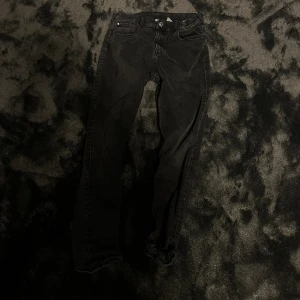 399kr jeans sitter ganska bra - Svarta 158/164 storlek vill inte ha dom för dom är för små