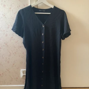 Svart klänning  - Min favorit klänning, mycket bra skick