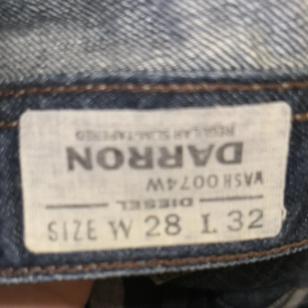 Snygga y2k diesel jeans i skit bra skick! Säljer billigt och snabbt, kan sänka lite i pris vid snabbt eller direkt köp!dom är w28 L 32. Jeans & Byxor.