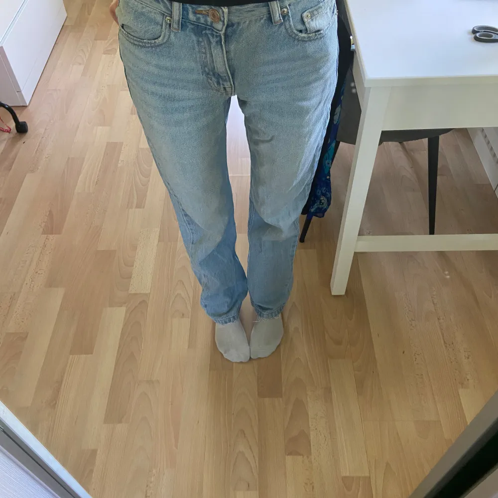 Ljusblåa midwaist jeans från pull&bear! Säljer då dom inte kommer till användning längre💗 Midja rakt över: 32 cm Innerbenslängd: 80 cm. Jeans & Byxor.