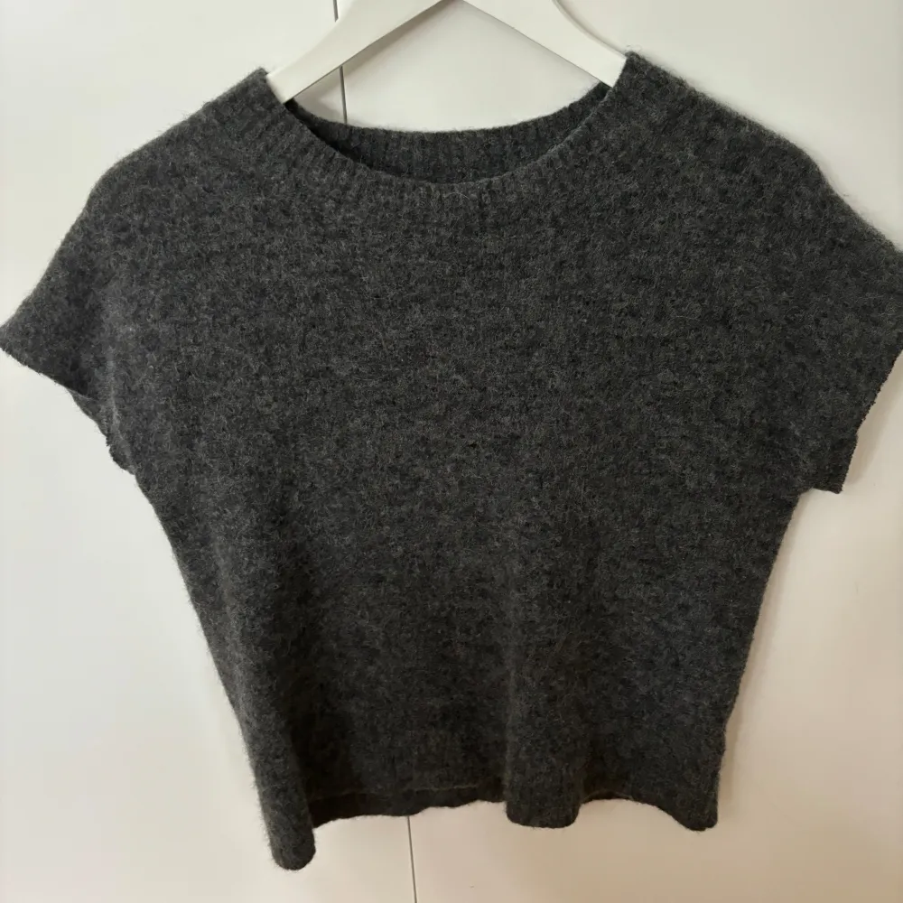 Säljer denna fina kortärmade tröja då den har blivit för liten. Den är i jätte fint skick!❤️. Stickat.